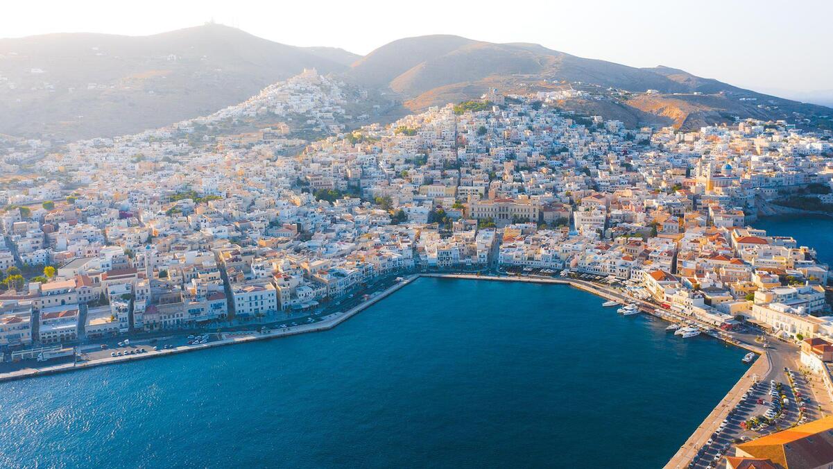 Ερμούπολη Σύρου – Δορυφορικά και επίγεια συστήματα στη Σύρο από τη ΛΥΡΑ ΑΕΒΕ
